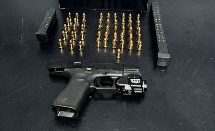 Arma tinha registro de furto e 46 munições de uso restrito foram apreendidas (Foto: Divulgação/PMSC)