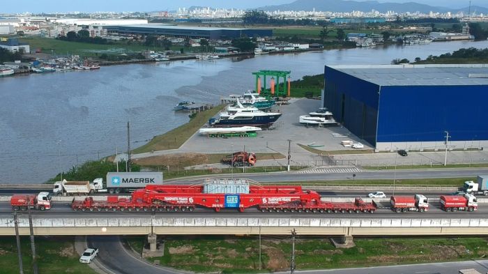 Caminhão deixou a fábrica em Blumenau na noite de terça-feira, com trajeto pelas BR 470 e 101