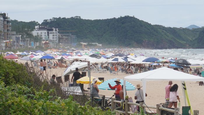 Legislação prevê multa e apreensão de equipamentos sonoros nas praias de Itajaí (Foto: Arquivo João Batista)