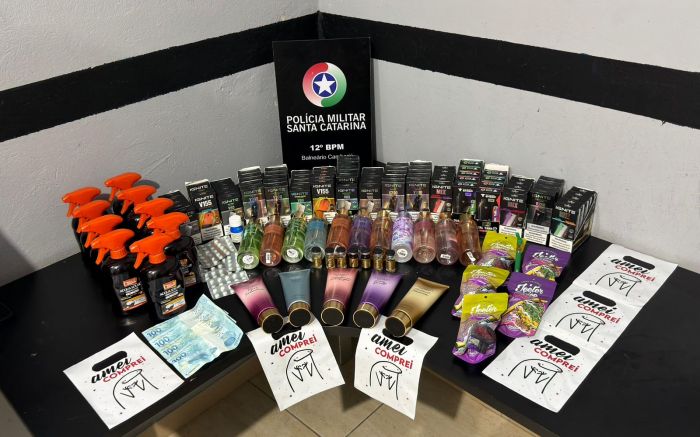Apreensão inclui cosméticos, esteroide e quase 90 cigarros eletrônicos (Foto: Divulgação/PMSC)