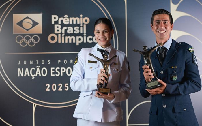 Maria Clara e Caio Bonfim foram reconhecidos pelos títulos mundiais em 2025 (Foto: Alexandre Loureiro/COB)