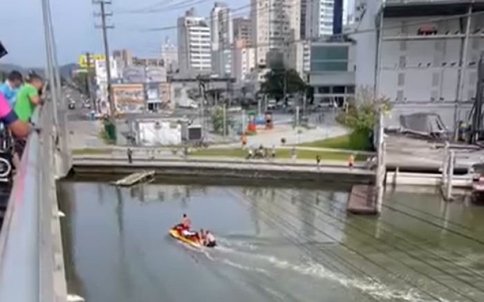 Mulher teria deixado a bicicleta na ponte e se jogado no rio Camboriú (Foto: Reprodução)