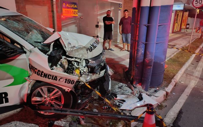 Frente da Tracker da Polícia Militar ficou destruída