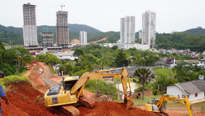 Corte do morro chegou no fim da rua Cabo Rudolf nesta semana