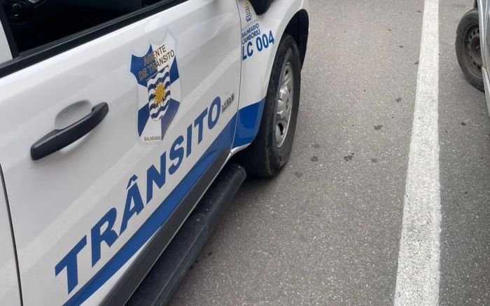 Ao tentar sair da BMW, homem caiu e se machucou