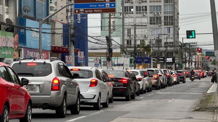 Congestionamento toma conta das principais vias da região