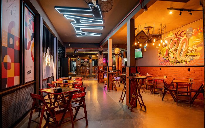 Tem eletrônica, rock, sertanejo, wine bars e bares descolados