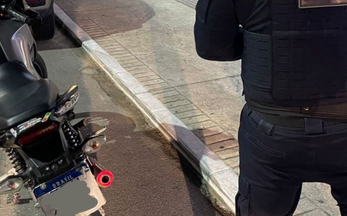 Condutor foi flagrado avançando sinal vermelho e trafegando com escapamento irregular