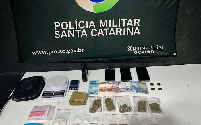 PM encontrou cocaína, maconha e material do tráfico