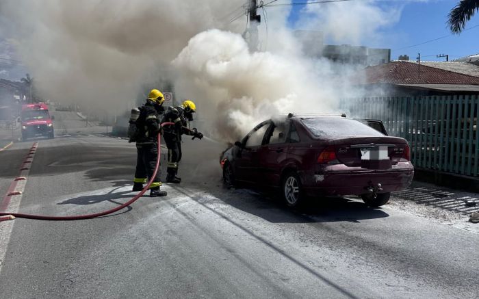 Chamas começaram no motor e se espalharam rapidamente pelo veículo