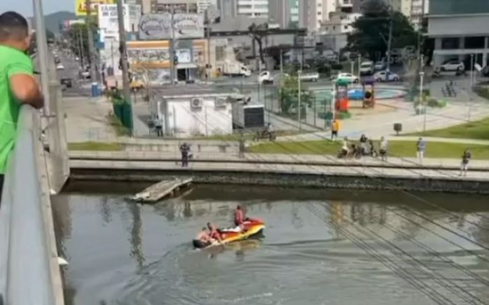 Vítima foi tirada do rio após 20 minutos de buscas (Foto: Arquivo)