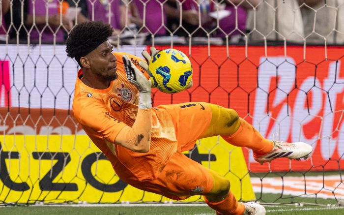 Após o 2 a 2 no placar agregado, brilhou a estrela do goleiro Hugo Souza (Foto: Rodrigo Coca/Corinthians)