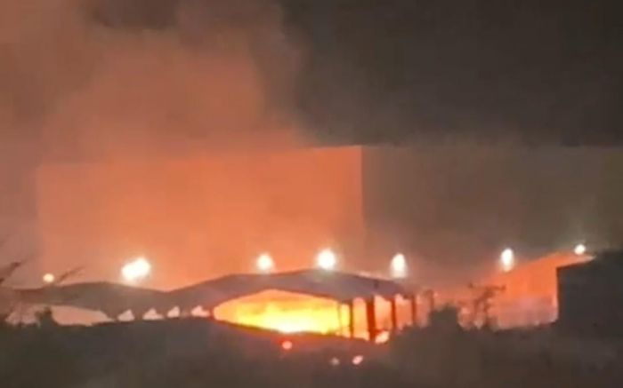 Ocorrência está sendo atendida pelo corpo de bombeiros (Foto: Reprodução)