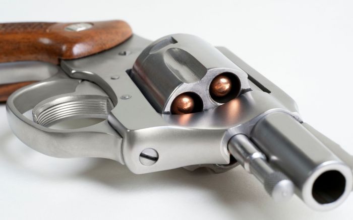 Polícia encontrou arma e munições no veículo (Foto: Ilustrativa)