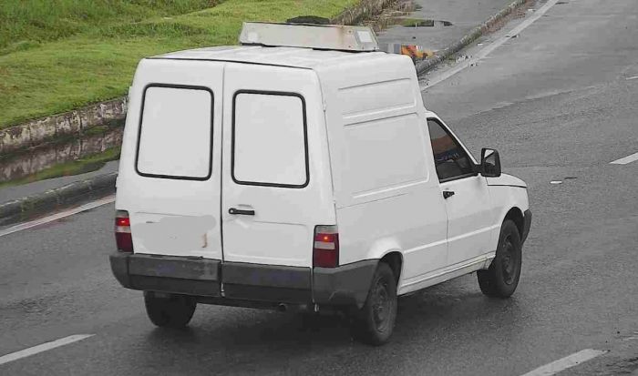 Carro foi levado para a Central de Plantão Policial (Foto: Divulgação)