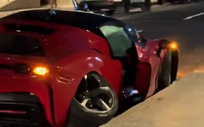 Ferrari foi abandonada após batida no centro de BC (Foto: Reprodução)