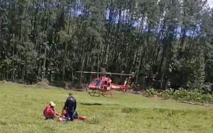 Equipes dos Bombeiros Voluntários e do helicóptero Arcanjo atuaram no resgate do jovem ferido (Foto: Divulgação/CBVI)