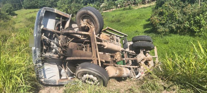 Caminhão era conduzido por motorista sem habilitação (Foto: Divulgação/PMSC)