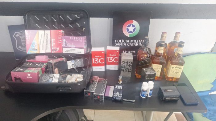 Ele foi preso por contrabando e falsificação (Foto: Divulgação/PMSC)