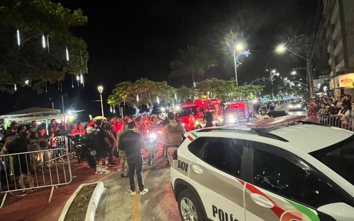 Veículo elétrico seguia na contramão da avenida Atlântica, na altura da praça Almirante Tamandaré