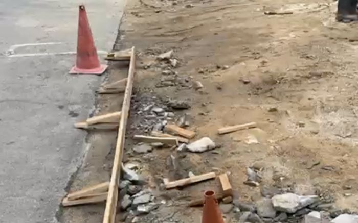 Legenda: Denunciantes reclamam sobre a falta de calçada, sinalização e dificuldades para a circulação segura de pedestres (Foto: Reprodução/Leitor)