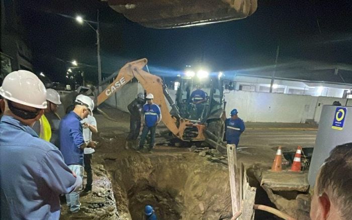 Equipes da Emasa trabalharam por mais de 30 horas para consertar a adutora (Foto: Divulgação)