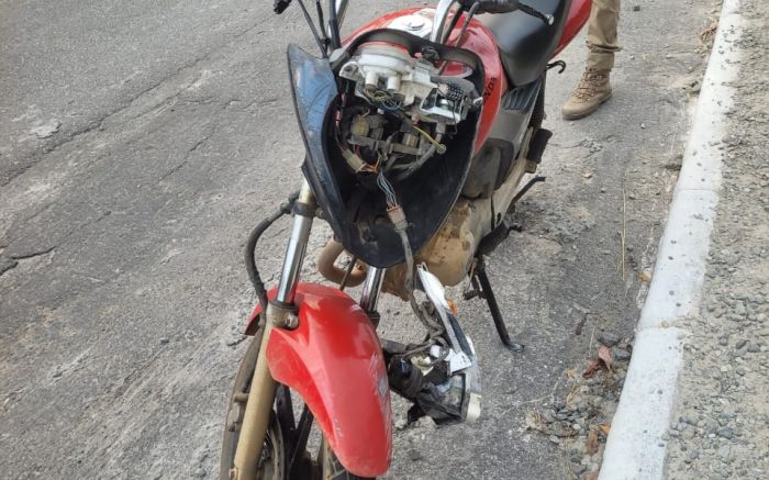 Família de jovem chegou ao local do acidente e ficou desesperada (Foto: Leitor)