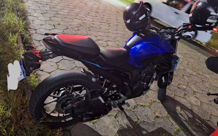 Yamaha Fazer foi achada abandonada em Camboriú (Foto: Divulgação/PM)