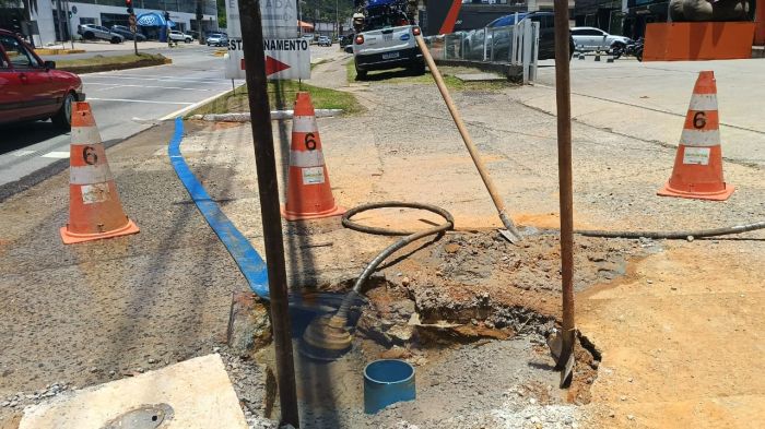 Vazamento na tubulação de água está sendo consertado pelo Semasa (Foto: Divulgação SEMASA)