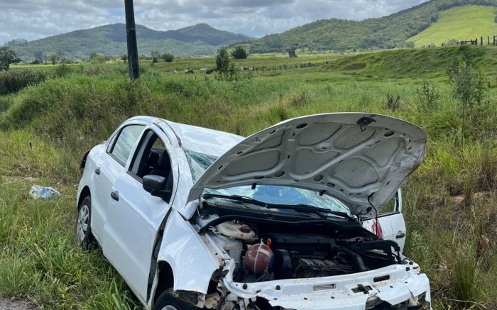 Veículo capotado às margens da BR 470, em Ilhota, após acidente registrado na tarde deste sábado (Foto: Divulgação CBVI)