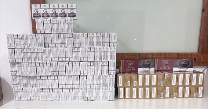Legenda: Mais de mil carteiras de cigarros contrabandeados estavam à venda (Foto: Polícia Militar)
