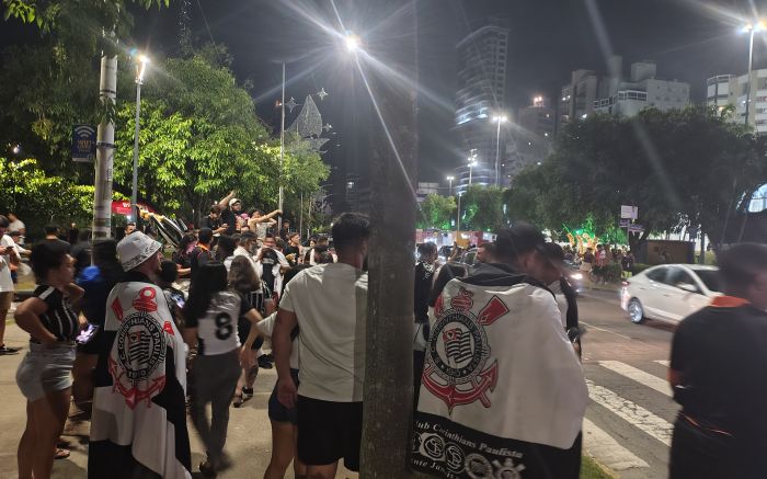 Torcedores do Corinthians comemoram o tetracampeonato da Copa do Brasil