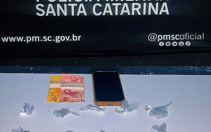 Correria aconteceu após denúncia de venda de cocaína no bairro (Foto: PM/Divulgação)