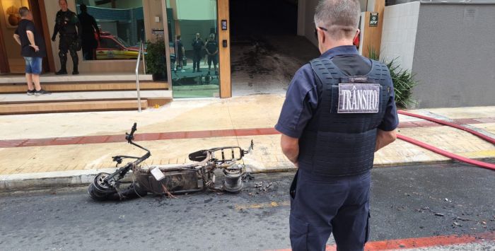 Os destroços ficaram no meio-fio (Foto: Divulgação/GMBC)