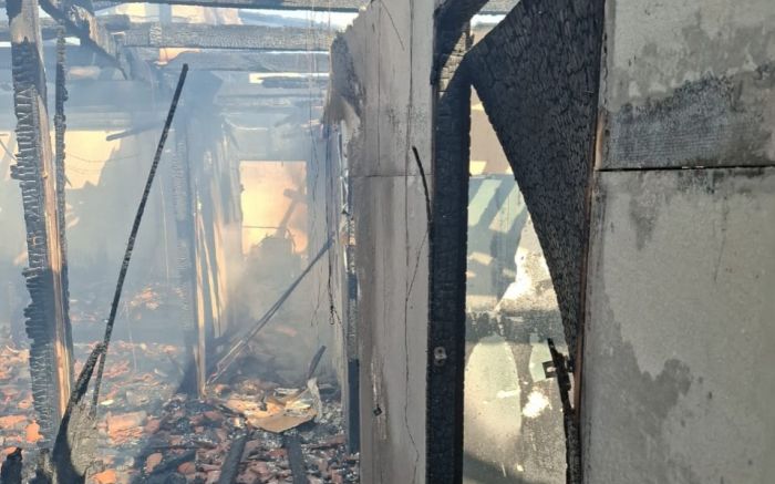 A casa estava desocupada e ninguém ficou ferido (Foto: Divulgação/CBMSC)
