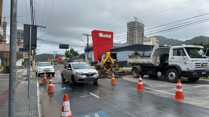 Rompimento de tubulação deixa Sete de Setembro em meia pista