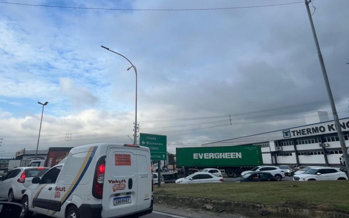 Trânsito fica mais pesado na BR 101 em Itajaí e Balneário Camboriú