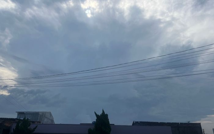 Com praias cheias e sensação de abafamento, alerta da Defesa Civil inclui risco de temporais e calor extremo (Foto: Fran Marcon)