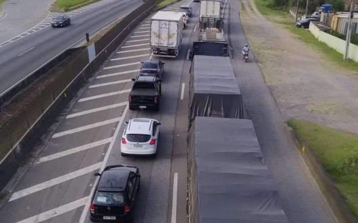 BR 101 tem quase 50 quilômetros de lentidão entre Piçarras e Itapema