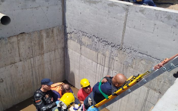 Equipes do Corpo de Bombeiros e do Samu resgataram o trabalhador (Foto: Divulgação CBMSC)