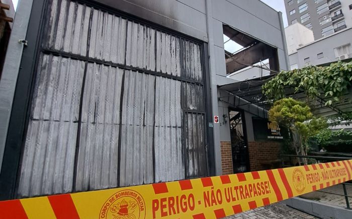 Socorristas trabalharam por duas horas até controlar incêndio (Foto: Divulgação CBMSC)