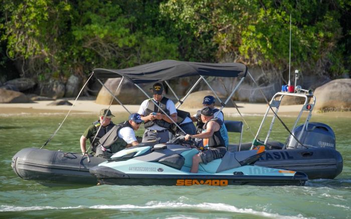 Um barco acabou apreendido