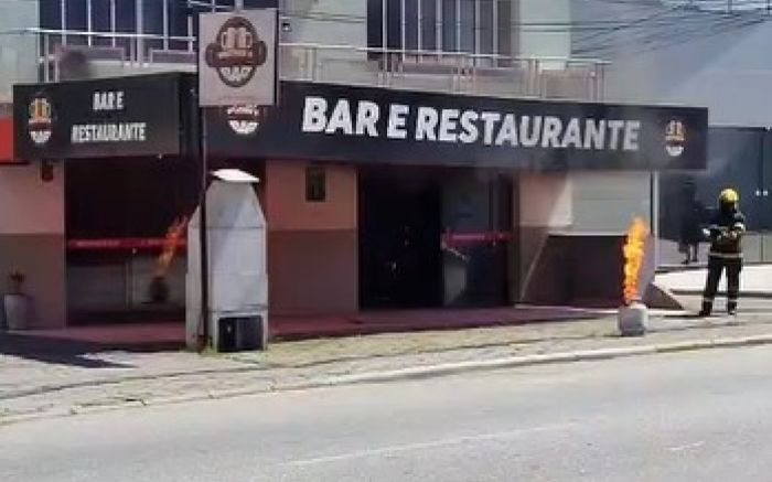 Bombeiros retiraram botijão de gás em chamas de dentro do restaurante (Foto: Reprodução)