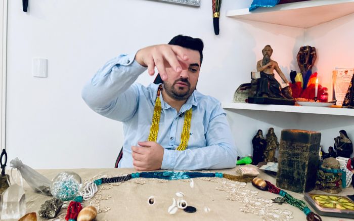 Babalorixá Jonas, sucessor de Mãe Ana de Iemanjá, faz previsões para 2026 (Foto: Gabrielle Rudolf)