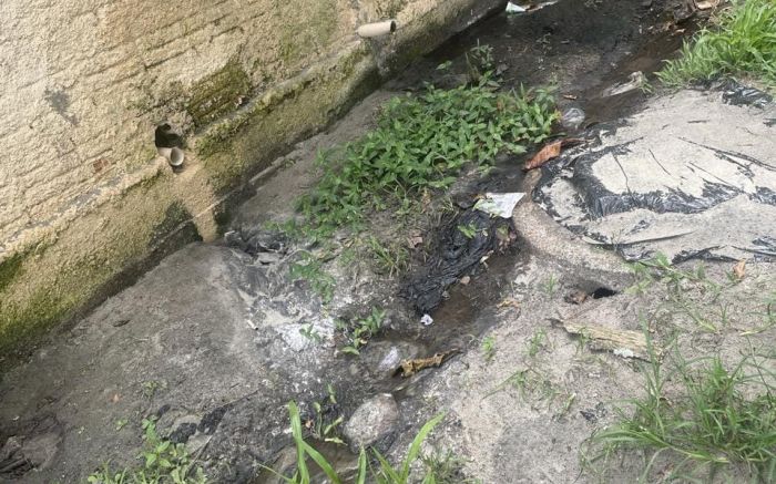 Fiscalização encontrou fossa transbordando na areia da praia do Atalaia (Foto: Divulgação)