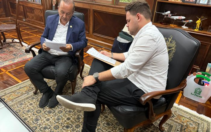 Osmar entregou documento com pedidos de melhorias no trevo Itajaí-Ilhota (Foto: Divulgação)