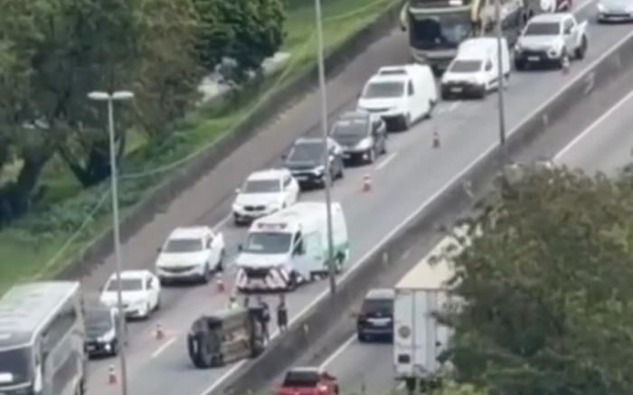 Capotamento piorou o trânsito que já estava ruim (Foto: Leitor)