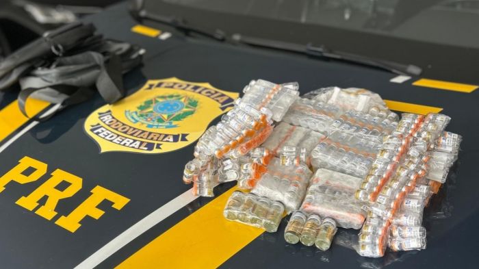 Trio foi preso com centenas de frascos de medicamentos ilegais (Foto: Divulgação/PRF)