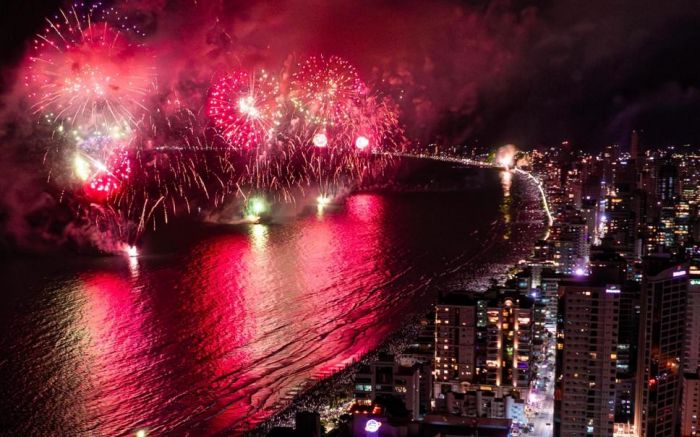 Serão seis balsas e novas experiências visuais para celebrar a chegada de 2026 em Itapema (Foto: Divulgação PMI)