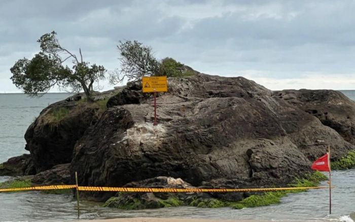 Banhistas seguem se arriscando em área perigosa da praia